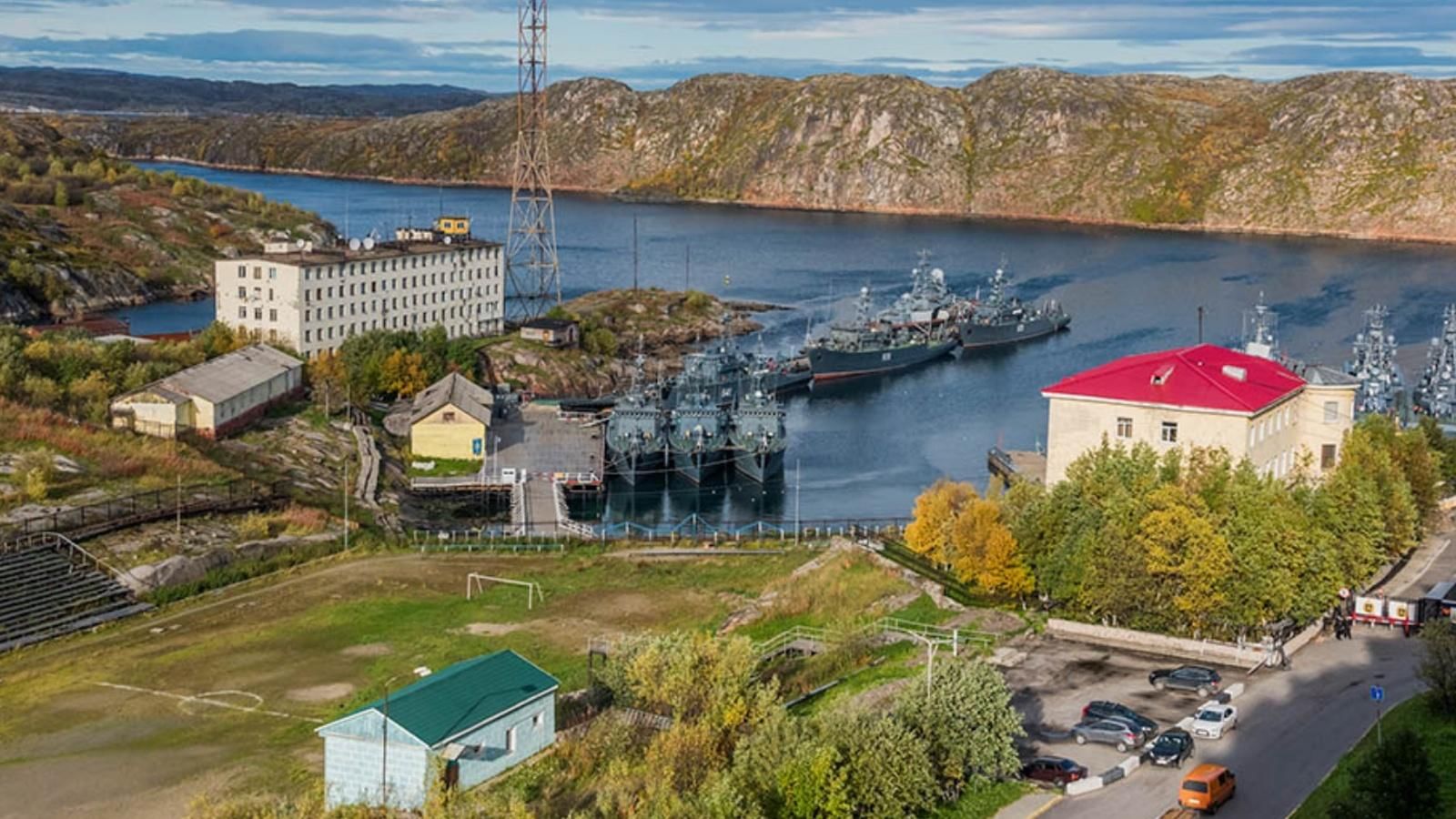 Снежногорск работа мурманская. Полярный Мурманская область Екатерининская гавань. Полярный поселок Мурманская. Полярный (город в Мурманской обл.).