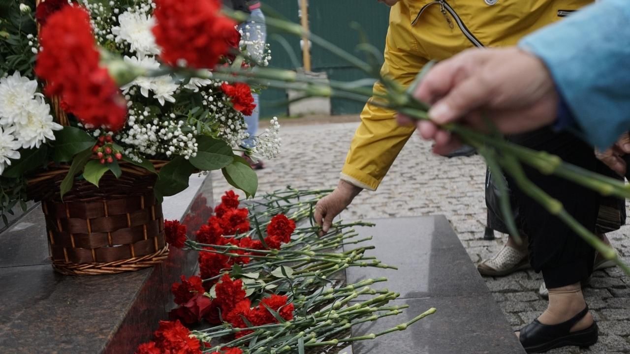 Них возложенные на данный. Цветы на памятник. Возложение цветов к памятни. Возложение цветов к обелиску. Возложение гвоздик к памятнику.