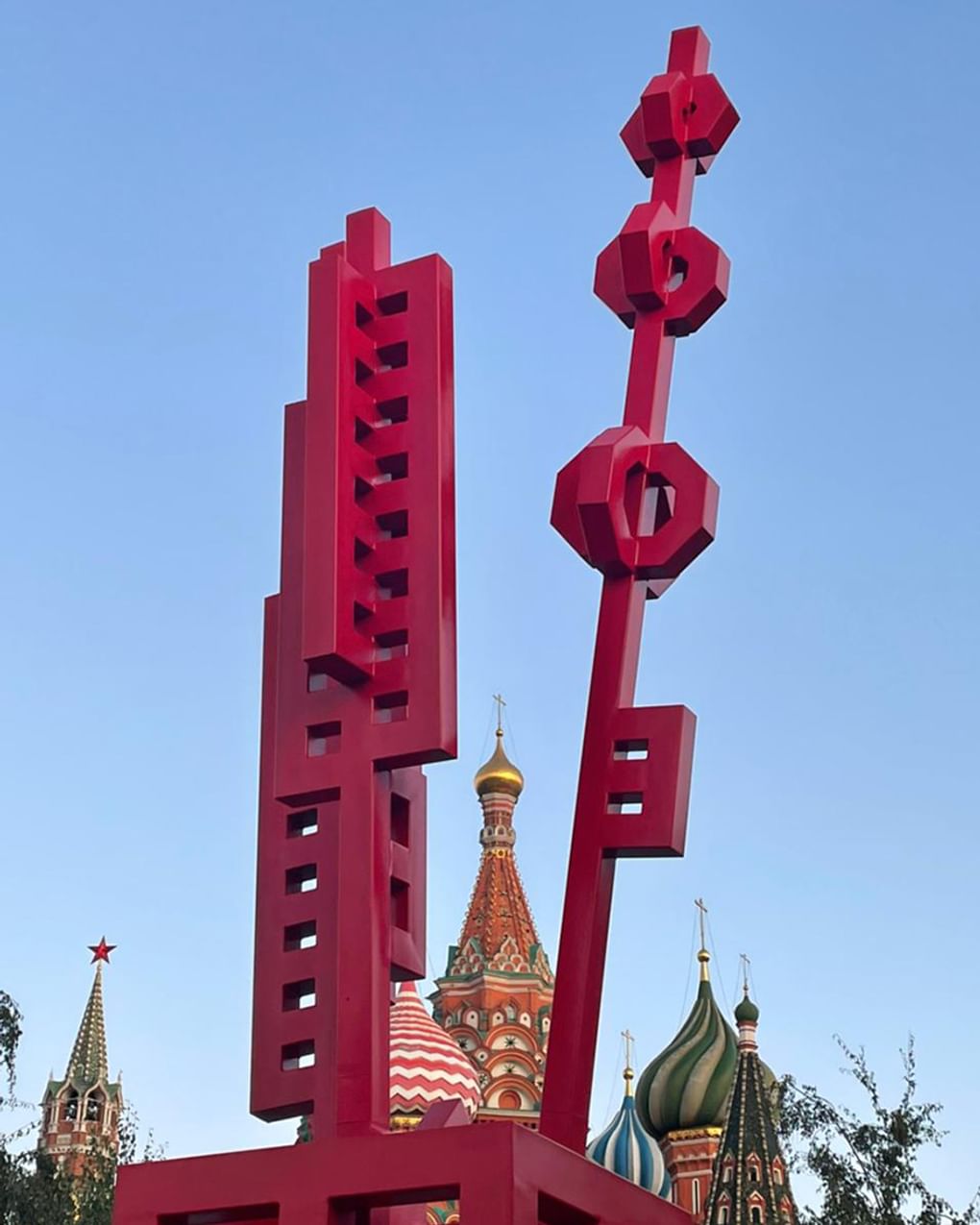 Игорь Шелковский. Скульптура «Ваза с Цветами». Сталь. 2021 год. Установлена в парке «Зарядье» в рамках проекта «Здесь и Сейчас. Современное искусство на улицах города»