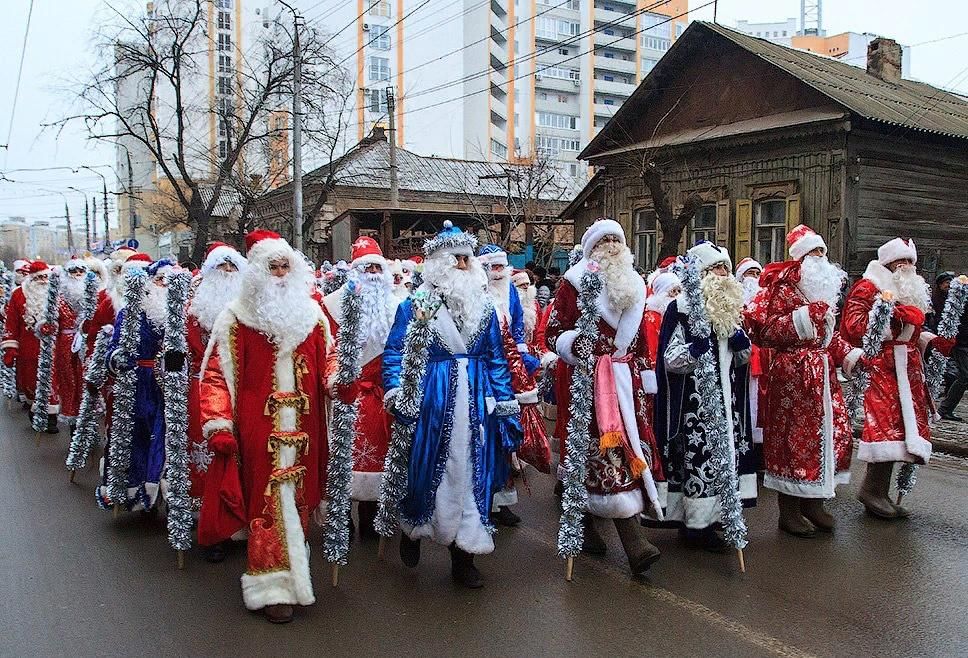 куча дедов морозов. дед мороз много. куча дедов морозов. деды морозы много. дед мороз много.