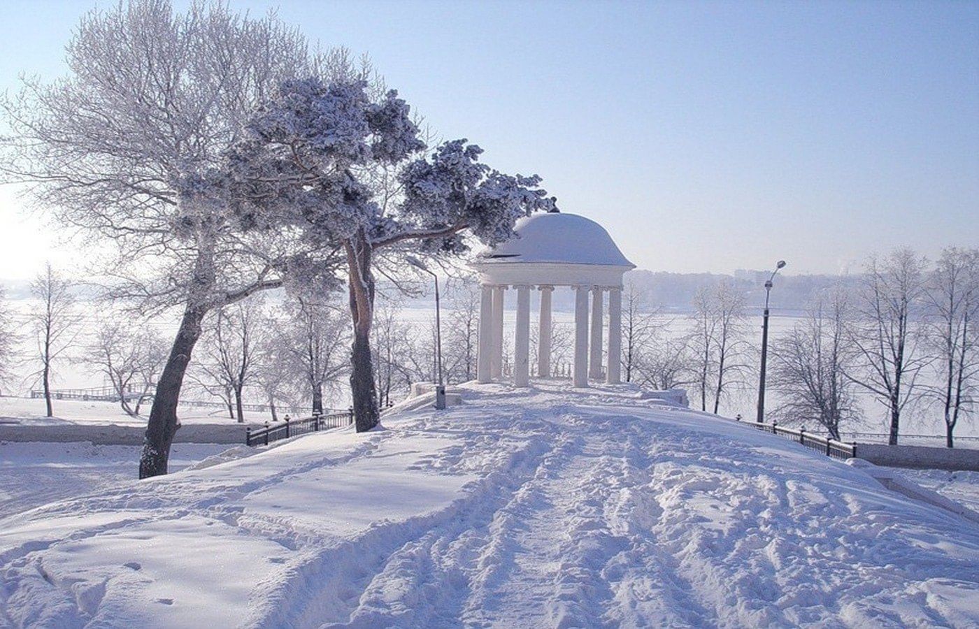 Кострома в декабре. Кострома беседка Островского зима. Беседка Островского в Костроме зимой. Кострома Волга зимой. Кострома Костромка зима.