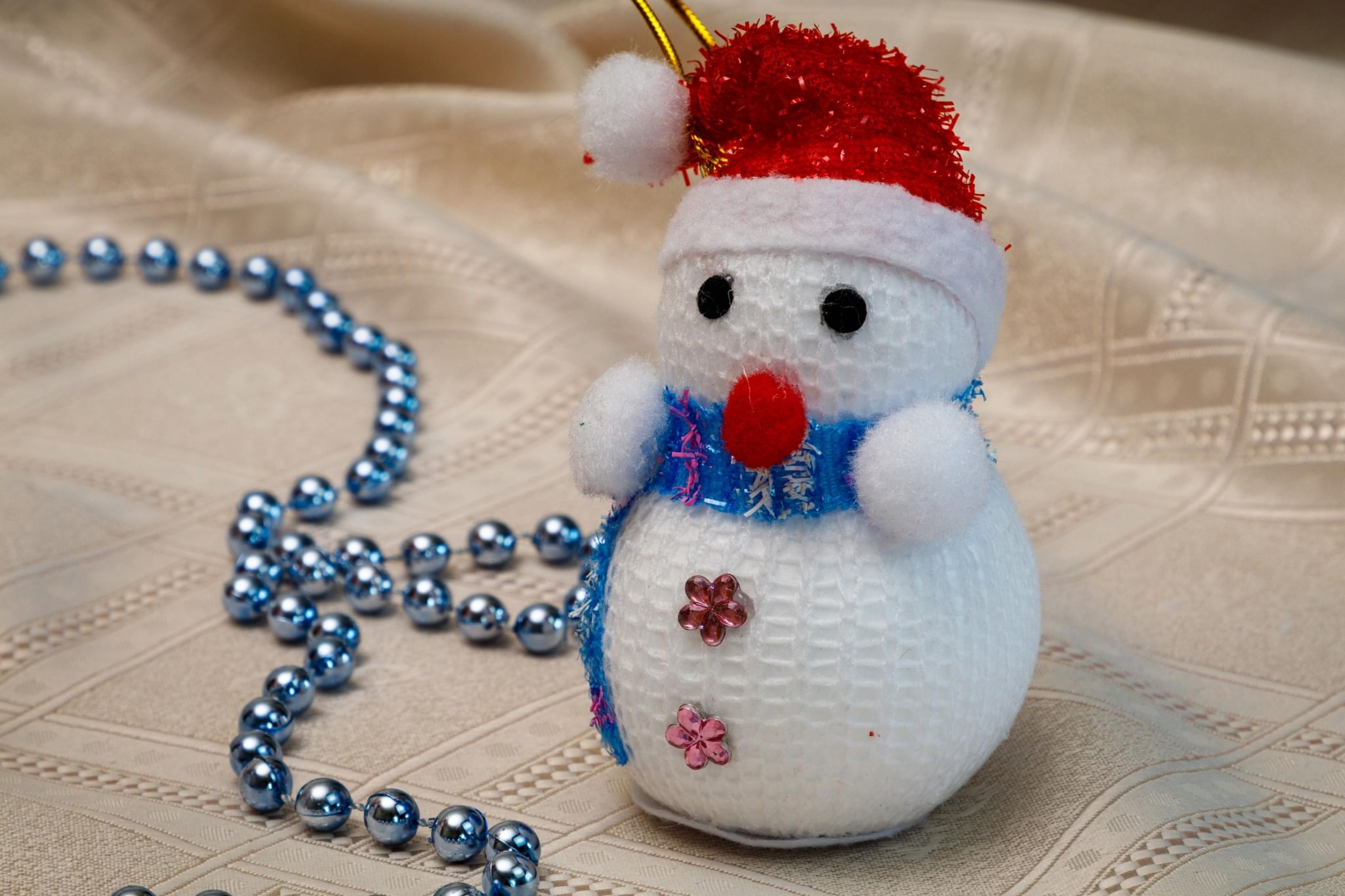 Новогодняя игрушка Снеговик из пенопластовых шаров