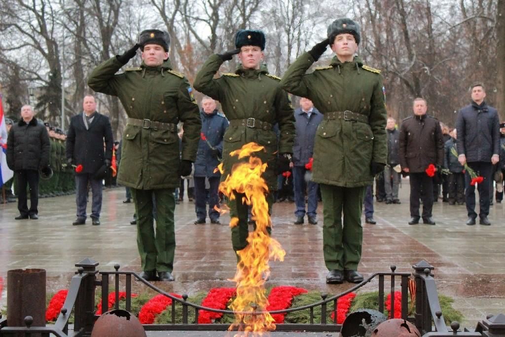 Проведение дня неизвестного солдата. День неизвестного солдата (с 2014 г.). Солдат у вечного огня. Солдаты около вечного огня. Около вечного огня.