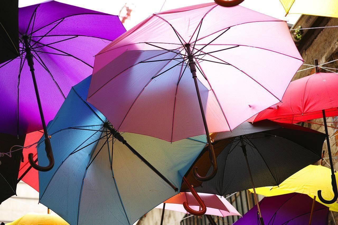 Разноцветные зонтики. Красивые зонтики. Разноцветный зонт. Зонтики яркие. Зонтики минус