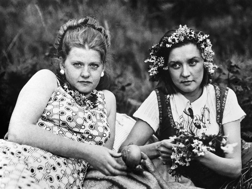 Актрисы Вера Алентова (справа) в роли Кати и Ирина Муравьева в роли Люды в художественном фильме Владимира Меньшова «Москва слезам не верит». Фотография: фотохроника ТАСС