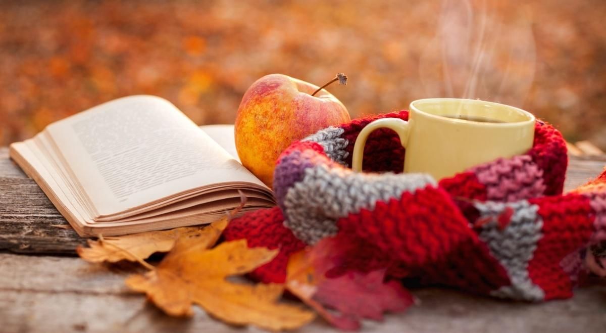Купить осень книга. Осень чай книга. Книги про осень. Обои на рабочий стол осень и книги. Литературный уют осень.
