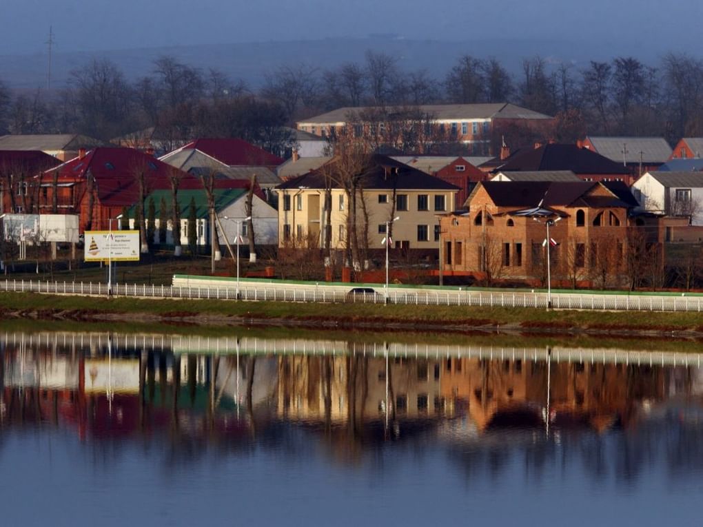 Виды города Назрань. Дома на набережной около городского пруда в Назрани. Фото: Валерий Матыцин / ИТАР-ТАСС