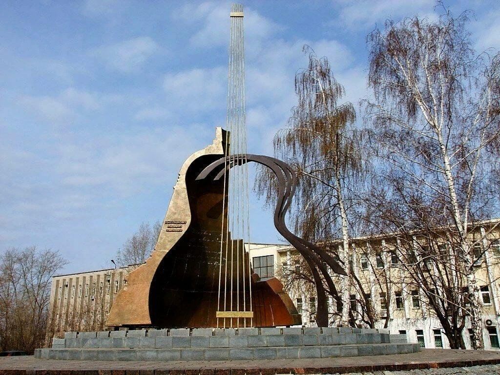 Памятники набережные челны. Памятник Владимиру Высоцкому Набережные Челны. Памятник Высоцкому в Набережных Челнах. Площадь Высоцкого Набережные Челны. Памятник Владимиру Высоцкому в Набережных Челнах фото.