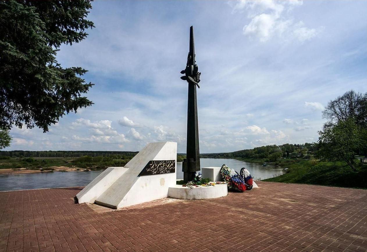 Памятник павшим. Таруса Обелиск славы воинам тарусянам. Стелла Таруса. Памятник павшим за родину Таруса. Таруса Стелла ВОВ.