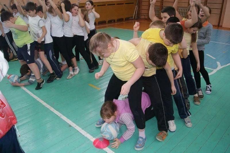 Легкие спортивные и подвижные игры. Спортивное мероприятие для дошкольников. Эстафеты на физкультуру. Спортивная эстафета для школьников. Спортивные и подвижные игры.