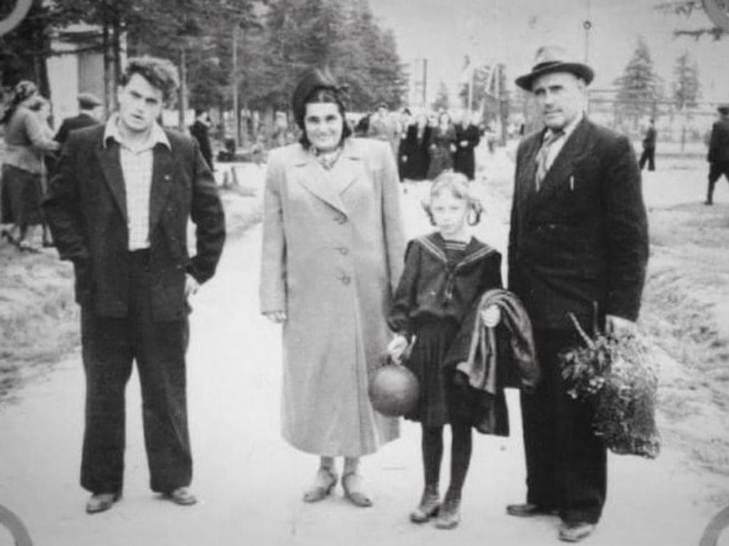 Слева направо: Василий Аксенов, мать Евгения Гинзбург, сводная сестра Тоня, отчим Антон Вальтер. 1952. Парк им. Горького, Магадан. Иллюстрация к книге Виктора Есипова «Василий Аксенов — одинокий бегун на длинные дистанции». Издательство «Астрель», 2012