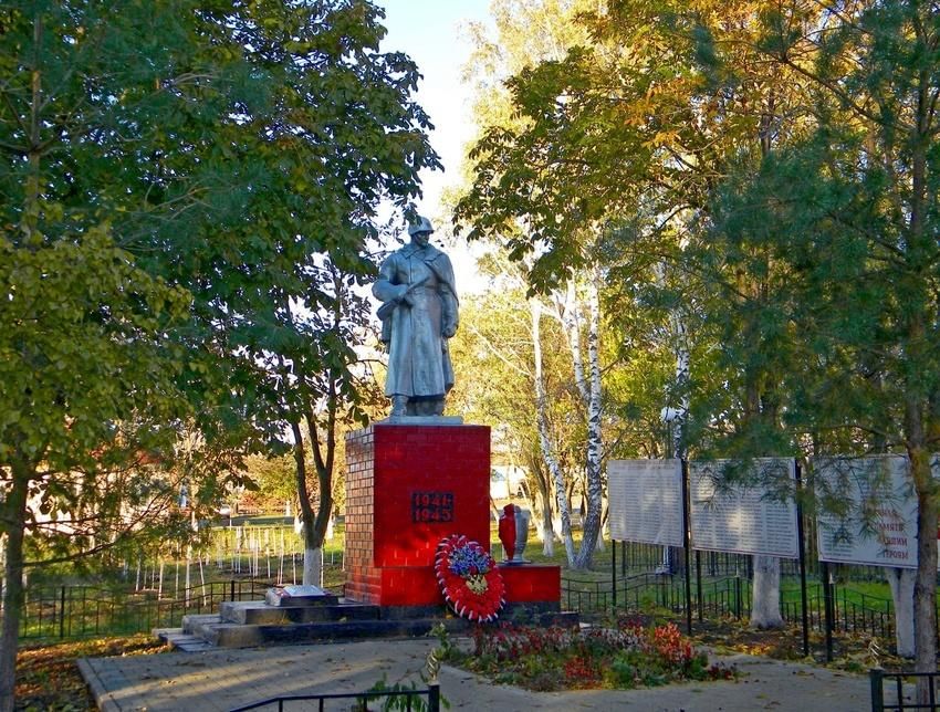 Памятник в селе. Петровка Прохоровский район Белгородской. Белгородская область Прохоровский район село Петровка. Петровское сельское поселение Прохоровского района. Братская могила с Петровка Белгородский район.