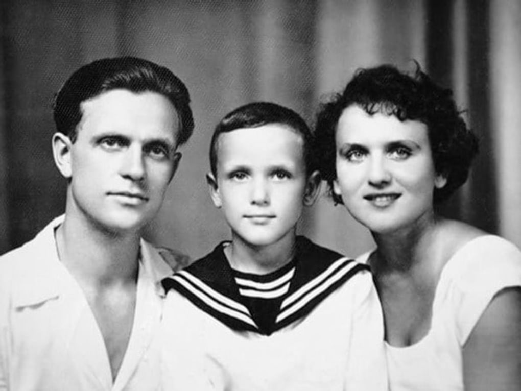 Николай Еременко — старший с женой Галиной Орловой и сыном Николаем. Фотография: persons-info.com