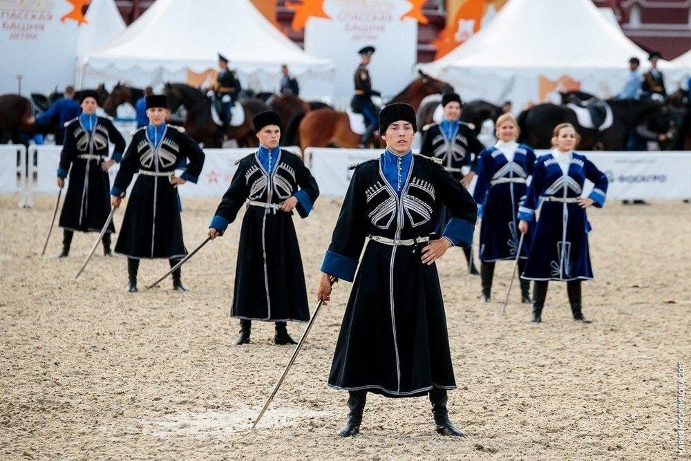 Фланкировка шашкой. Фланкировка казачьими шашками. Костюм казацкий для фланкировки. Фланкирование казачьей шашкой.