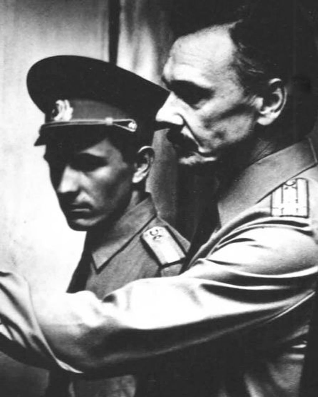 Георгий Юматов (справа) в роли Алексея Садчикова в художественном фильме Бориса Григорьева «Петровка, 38» (1980)