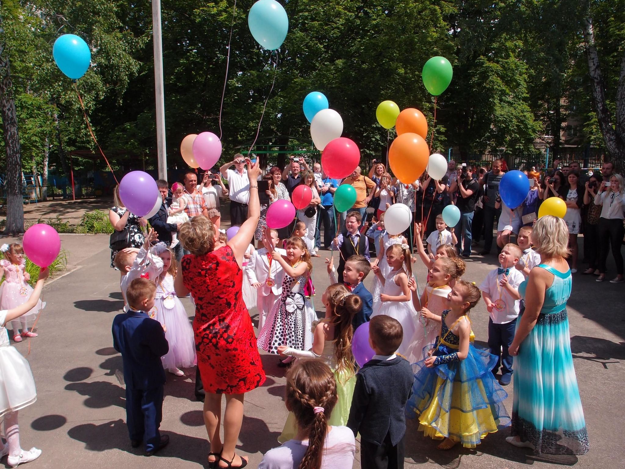 Выпускной в детском саду фото с родителями. Выпускной в дет саду. Выпускные праздники в детском саду. С праздником выпускной в садике. Выпускной дети.