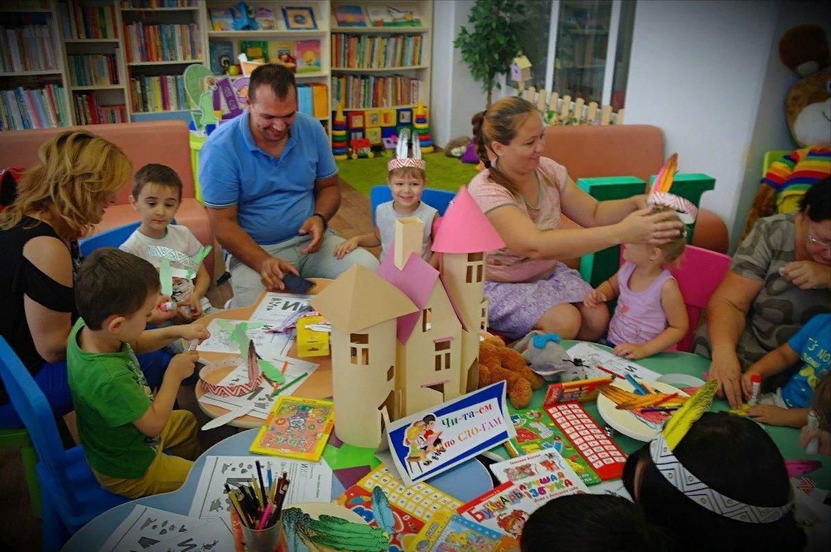 Современная семья читать. Дети в библиотеке. Совместное мероприятие с детьми в детском саду. Чтение в детском саду. Дети с родителями в библиотеке.
