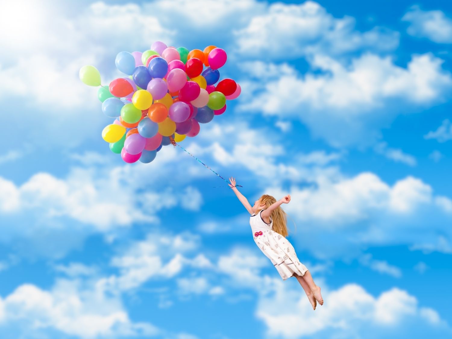 Доброе и воздушное всем на свете нужное. Улетел на воздушных шарах. Человек улетает на воздушных шариках. Дети с воздушными шарами в небе. Девочка улетает на шарах.
