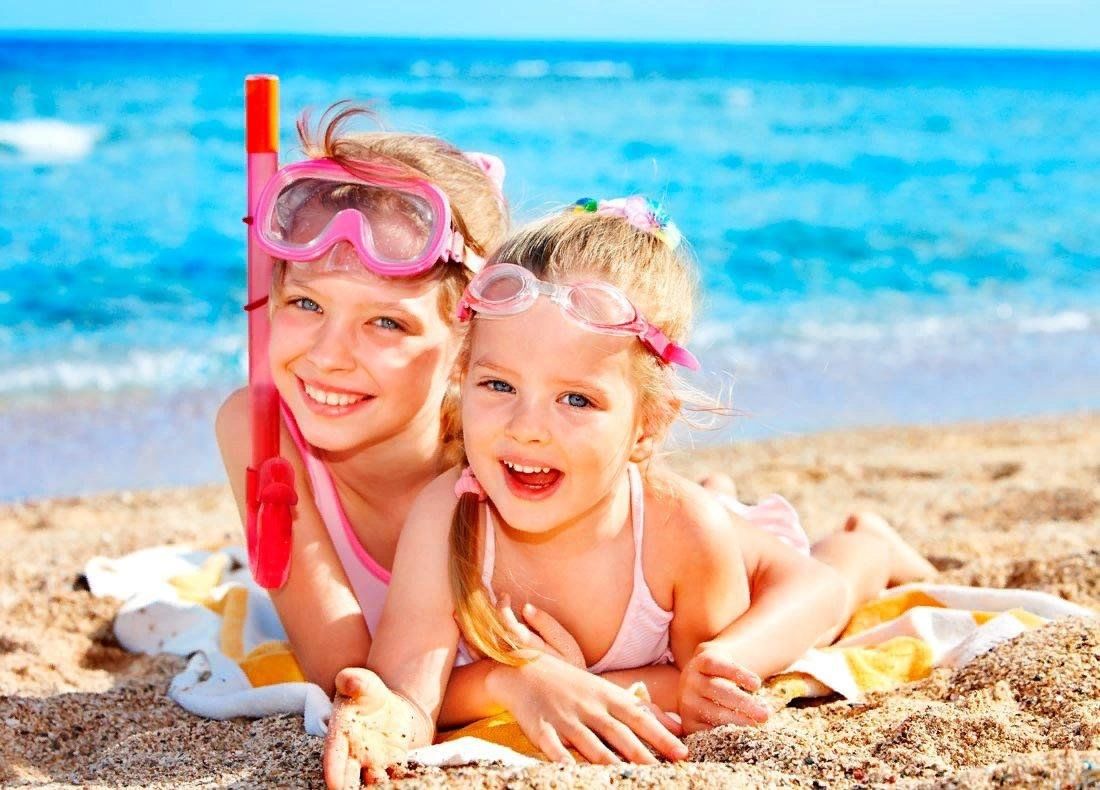 Пляж без детей. Дети на море. Лето пляж дети. Лето дети море. Лето море пляж дети.