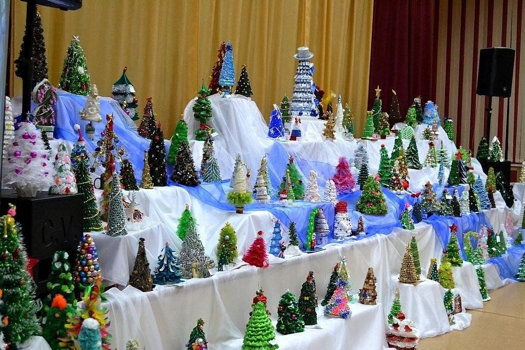 новогодняя выставка идеи. новогодняя выставка идеи. выставка детского творчества «новогодние узоры». оформление выставки рисунков к новому году. поделки на новогоднюю ярмарку.