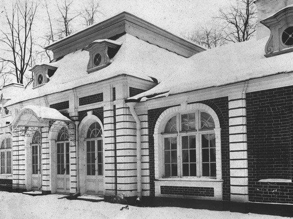 Монплезир. Банный корпус. Западный фасад. Петергоф, Санкт-Петербург. Архитектор Эдуард Ган. 1866. Фотография: В.М. Федоров / Государственный музей-заповедник «Петергоф», Санкт-Петербург