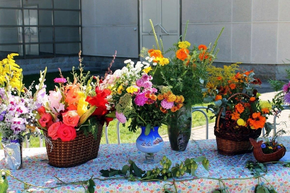 Сценарий цветы и цвета. Выставка цветочных композиций. С праздником цветы. Ярмарка цветов. Цветочные композиции на праздник цветов.