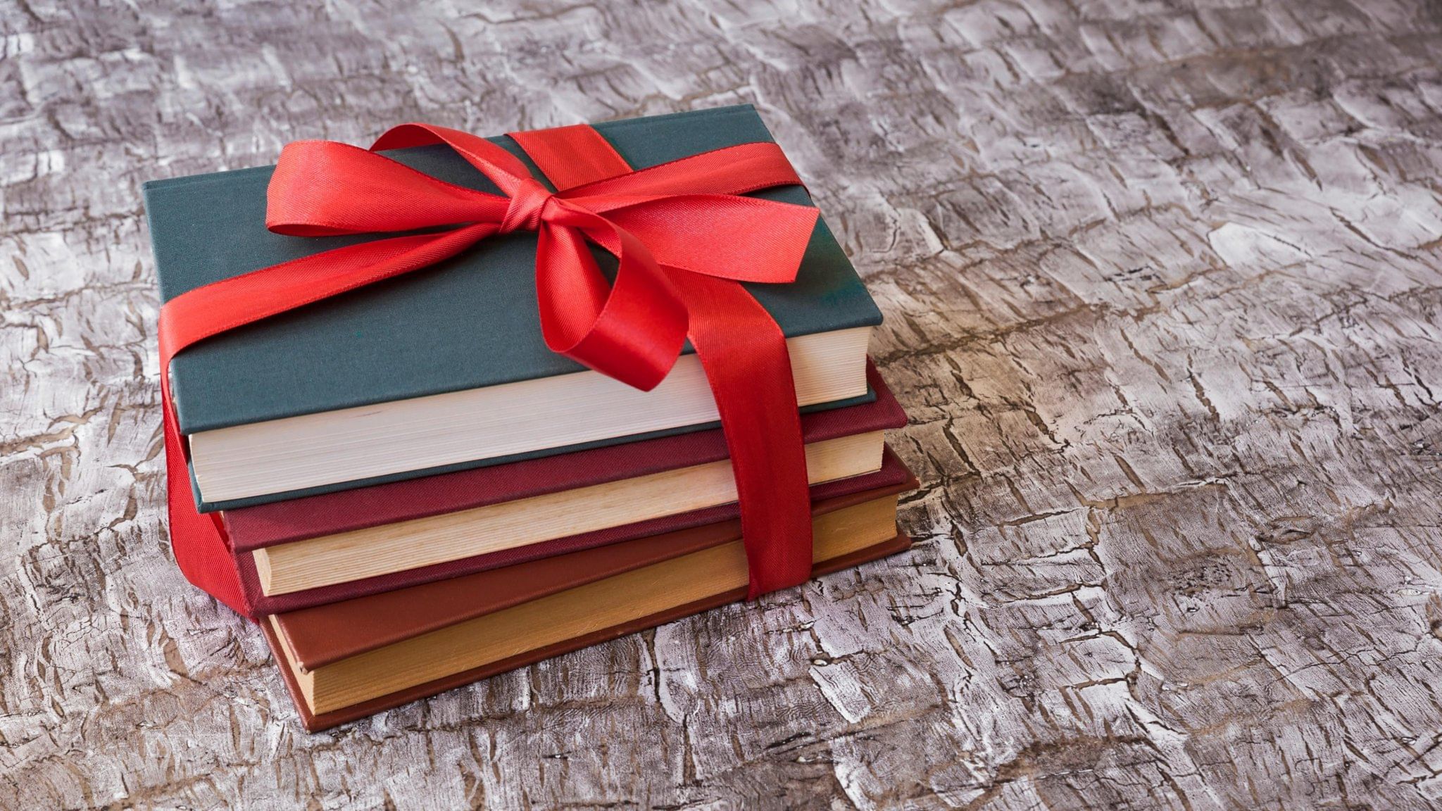 Подарить книгу на новый год. Книга в подарок. Книга перевязанная лентой. Книга с бантиком. Книга в подарок картинки.