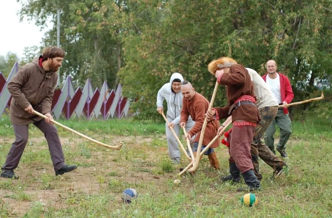 Русские игры фото. Клюшкование игра. Традиционные игры. Традиционные русские игры. Народные традиционные игры\.