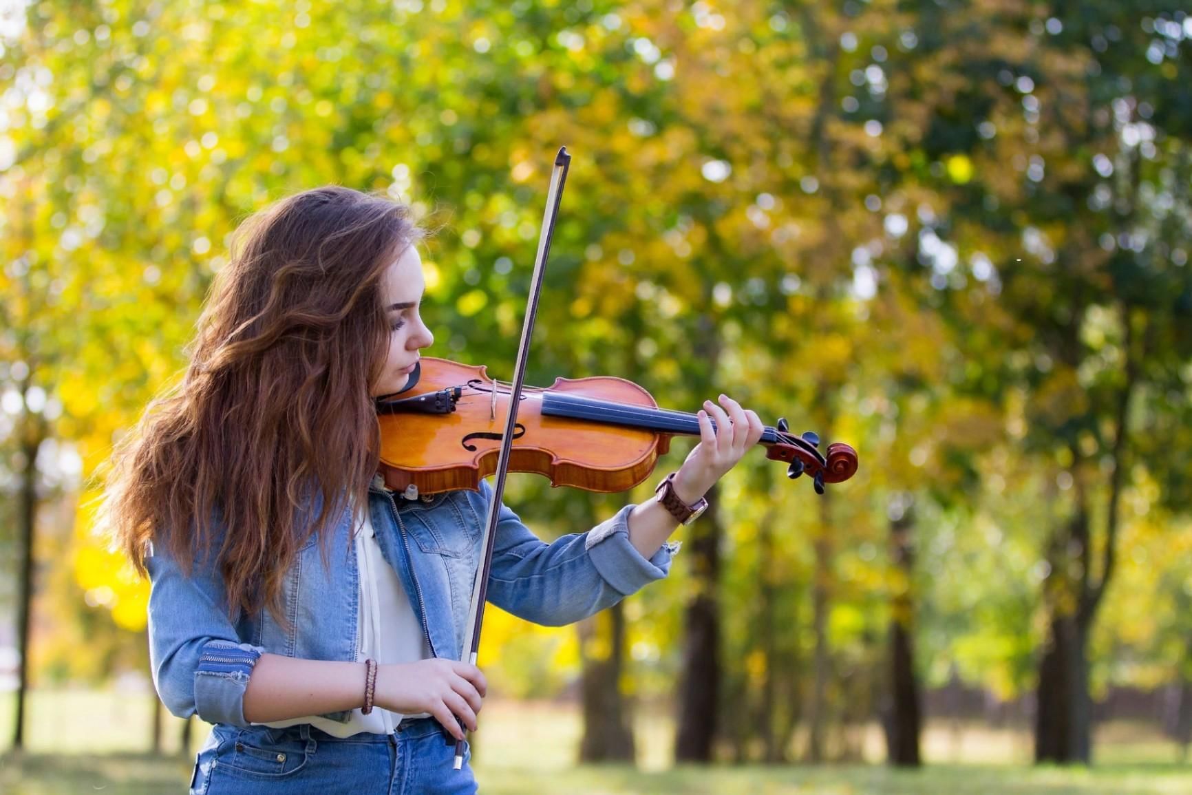 Девушка играет на скрипке