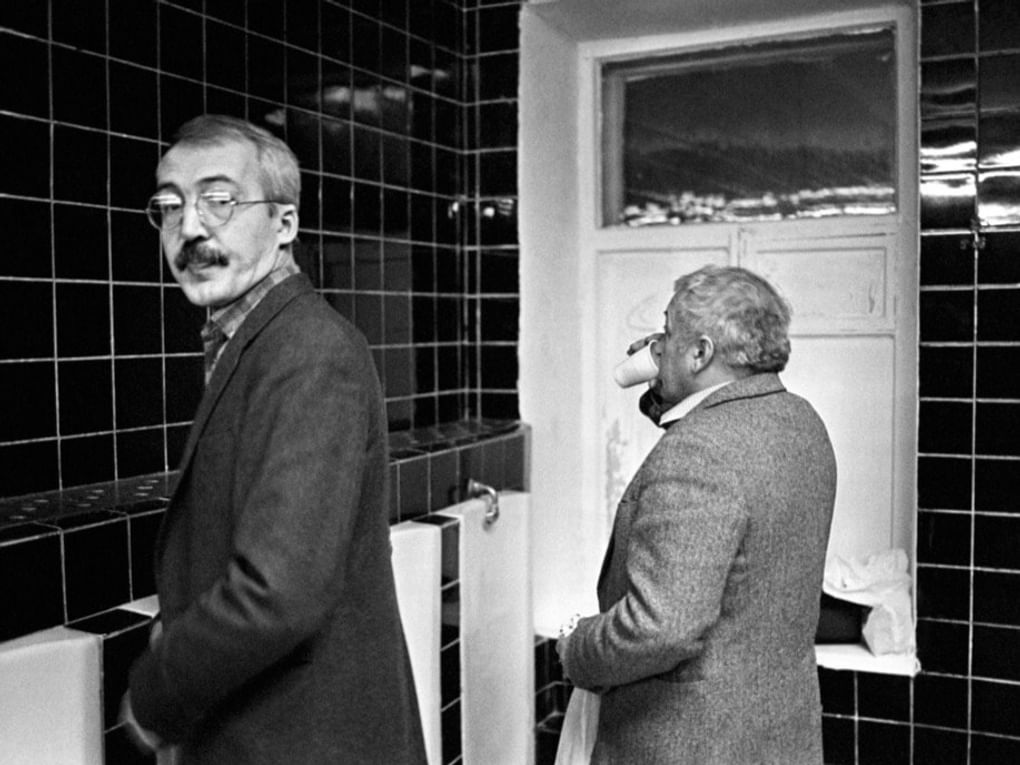 Андрей Битов (слева) и художник Резо Габриадзе. Фотография: Юрий Рост / gorky.media