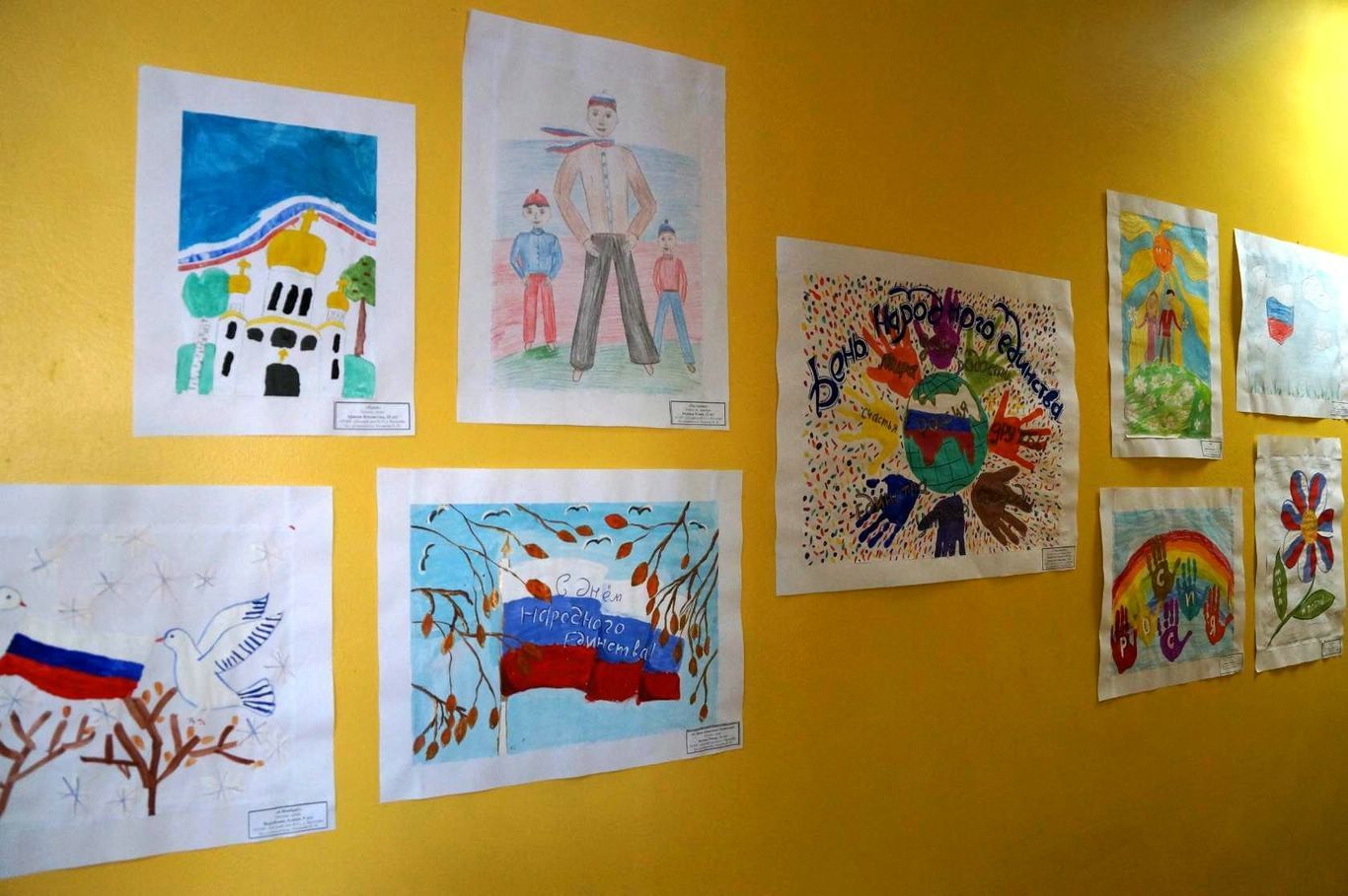 Выставка рисунков в начальной школе