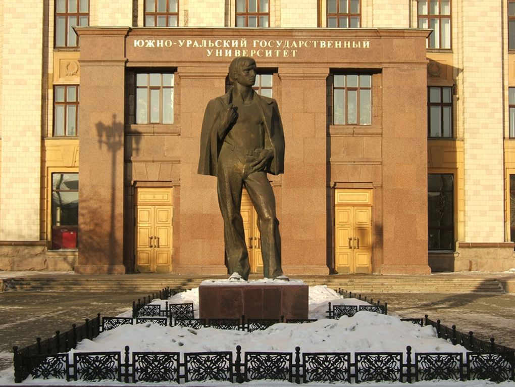 Памятник вечному студенту в Челябинске. Фотография: Полина Корчагина / фотобанк «Лори»