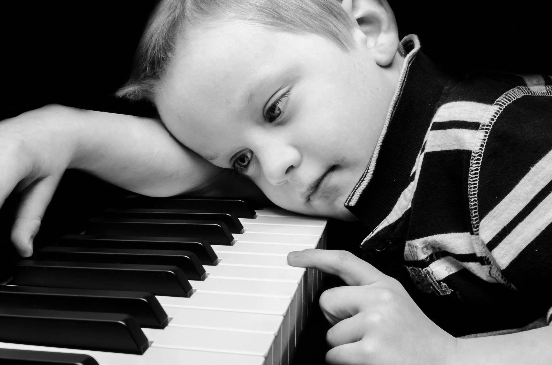 Эмоциональная отзывчивость детей. Фортепиано для детей. Музыкальные инструменты для детей. Пианино для детей. Музыкальные эмоции.