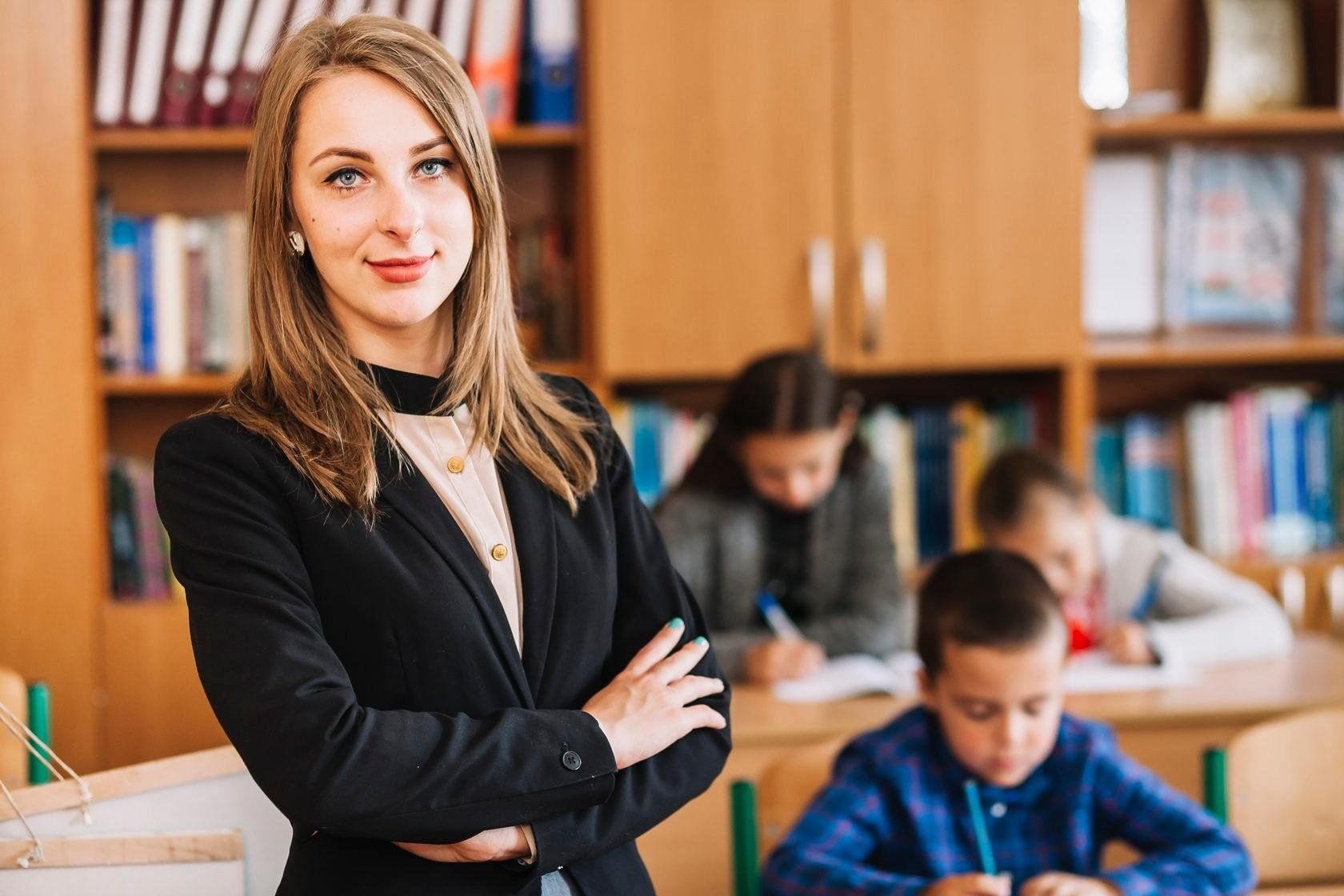 Педагогический работник педагог. Девушка преподаватель. Женщина учитель. Фотографии учителей. Фотосессия преподавателя.