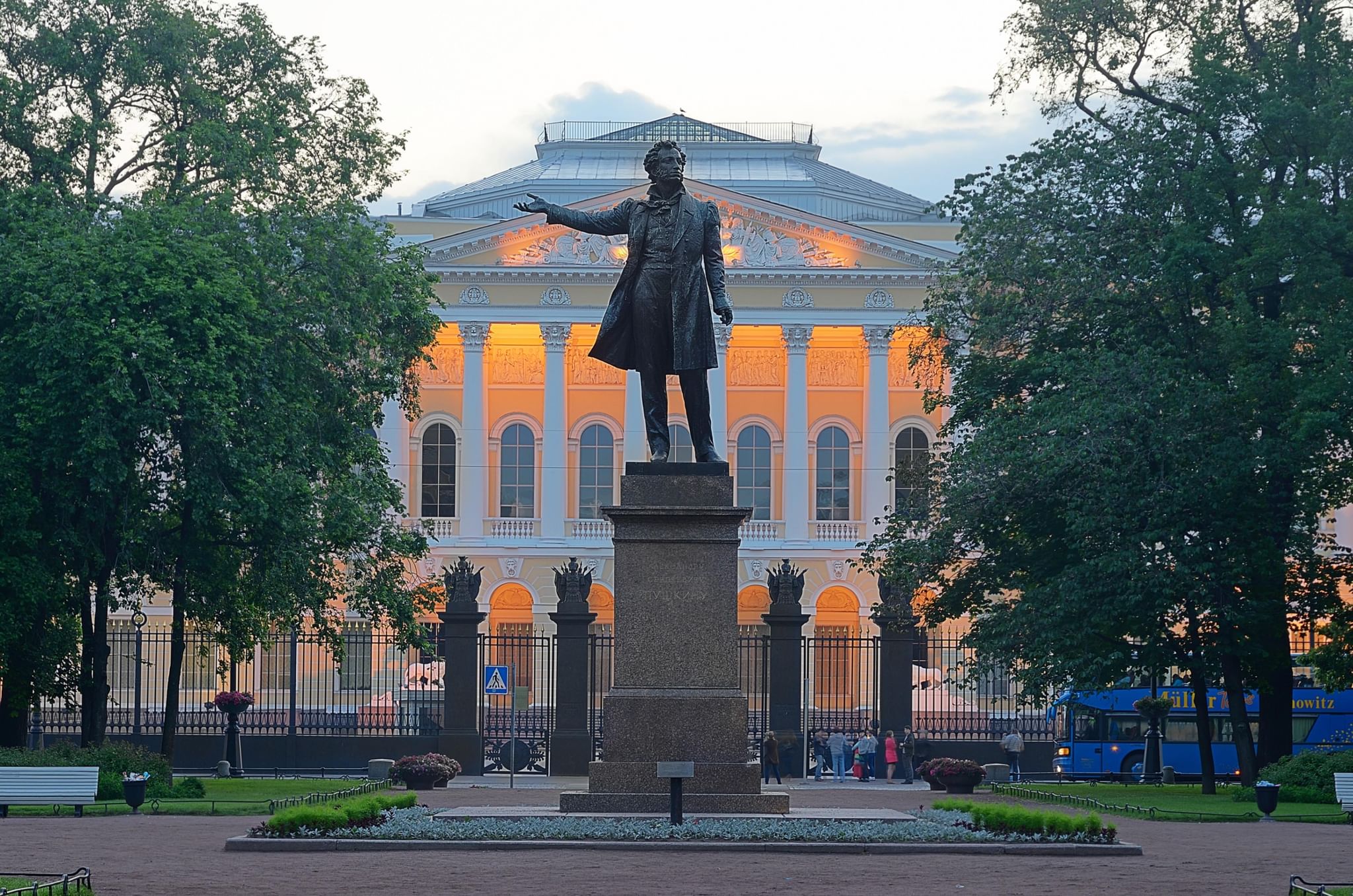 Площадь искусств в спб