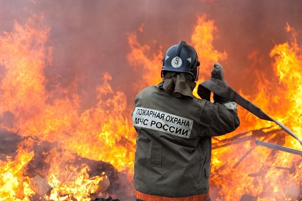 Пожарный. Пожарная охрана. Пожарный МЧС. Пожарные на пожаре.
