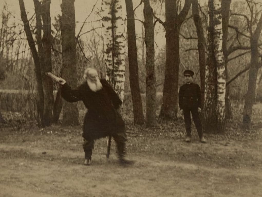 Лев Толстой играет в городки. Ясная Поляна, Тульская губерния, 1909 год. Фотография: Томас Тапсель / Государственный музей Л.Н. Толстого, Москва