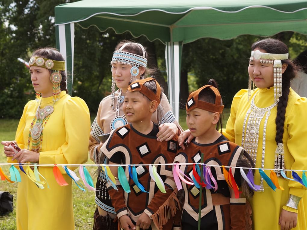 Дети в национальных якутских костюмах. Фотография: Олег Машковский / фотобанк «Лори»
