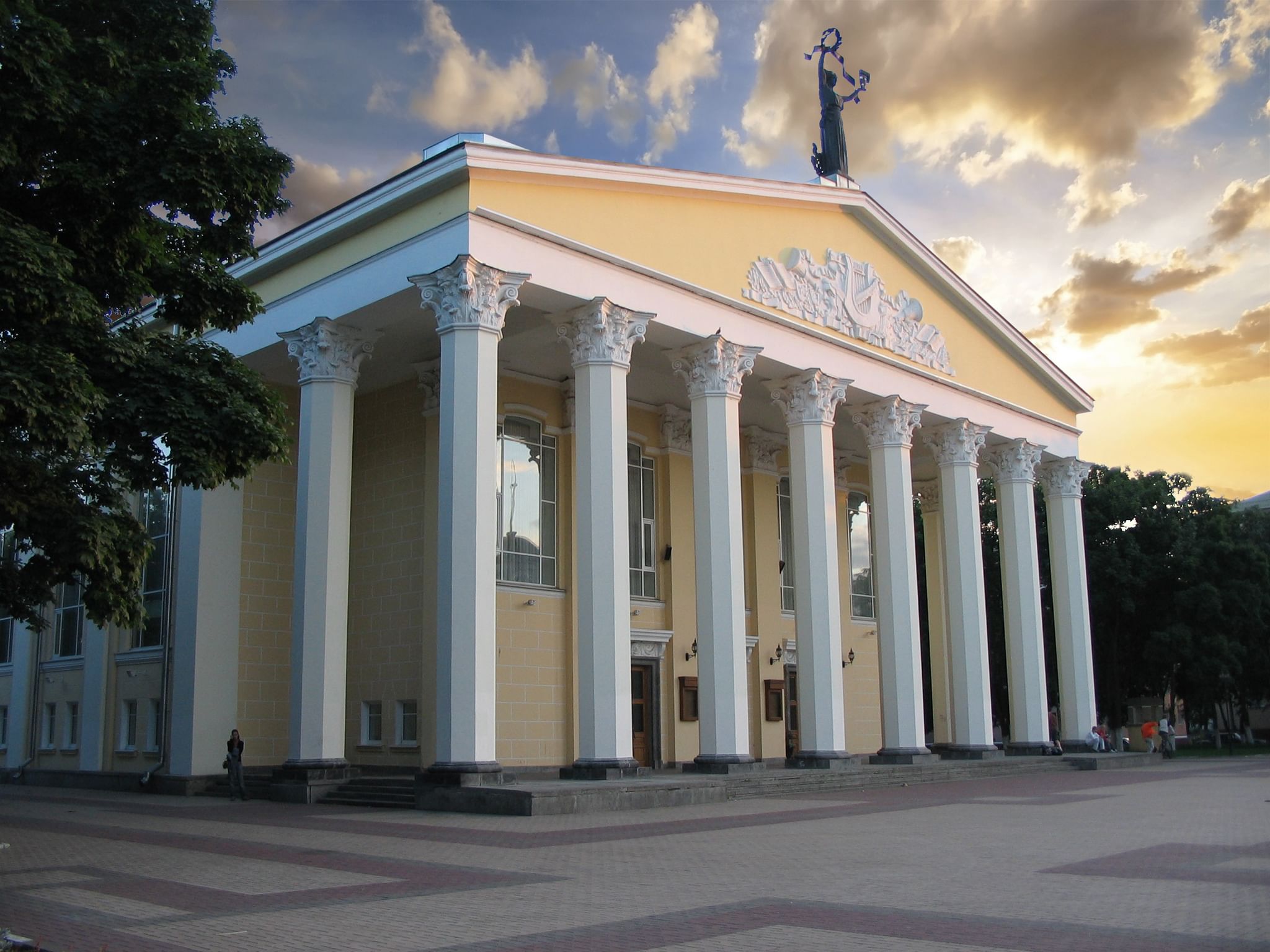 Государственный драматический театр. Белгородский драматический театр имени м. с. Щепкина Белгород. Драм театр Щепкина Белгород. Театр имени Щепкина Белгород фотография. Щепкин театр Белгород.