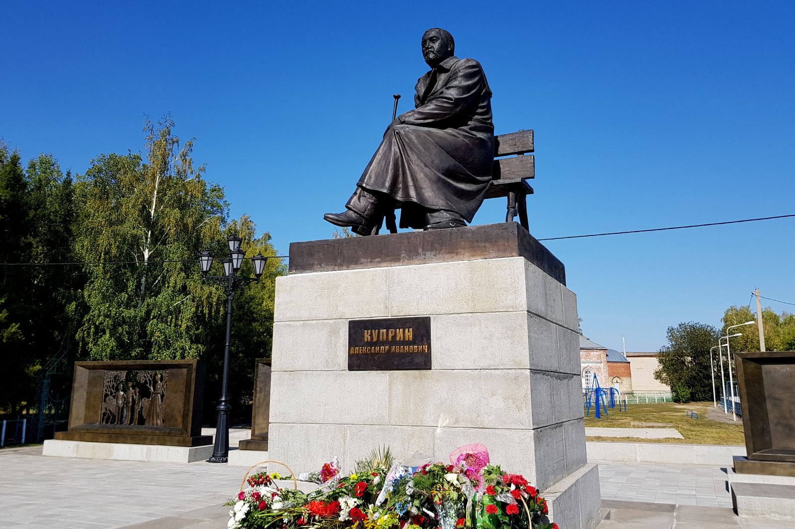 Памятник Куприну в Наровчате