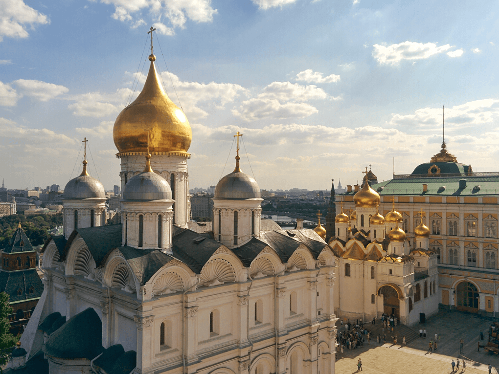 Собор Святого Архистратига Михаила в Кремле (Архангельский собор). Москва. Фотография: Комова Анастасия / <a href="https://commons.wikimedia.org/wiki/File:%D0%92%D0%B8%D0%B4_%D0%BD%D0%B0_%D0%90%D1%80%D1%85%D0%B0%D0%BD%D0%B3%D0%B5%D0%BB%D1%8C%D1%81%D0%BA%D0%B8%D0%B9_%D1%81%D0%BE%D0%B1%D0%BE%D1%80_%D1%81_%D0%BA%D0%BE%D0%BB%D0%BE%D0%BA%D0%BE%D0%BB%D1%8C%D0%BD%D0%B8_%D0%98%D0%B2%D0%B0%D0%BD%D0%B0_%D0%92%D0%B5%D0%BB%D0%B8%D0%BA%D0%BE%D0%B3%D0%BE.jpg" target="_blank" rel="noopener">Wikimedia Commons</a> / <a href="https://creativecommons.org/licenses/by-sa/4.0/" target="_blank" rel="noopener">CC BY-SA 4.0</a>