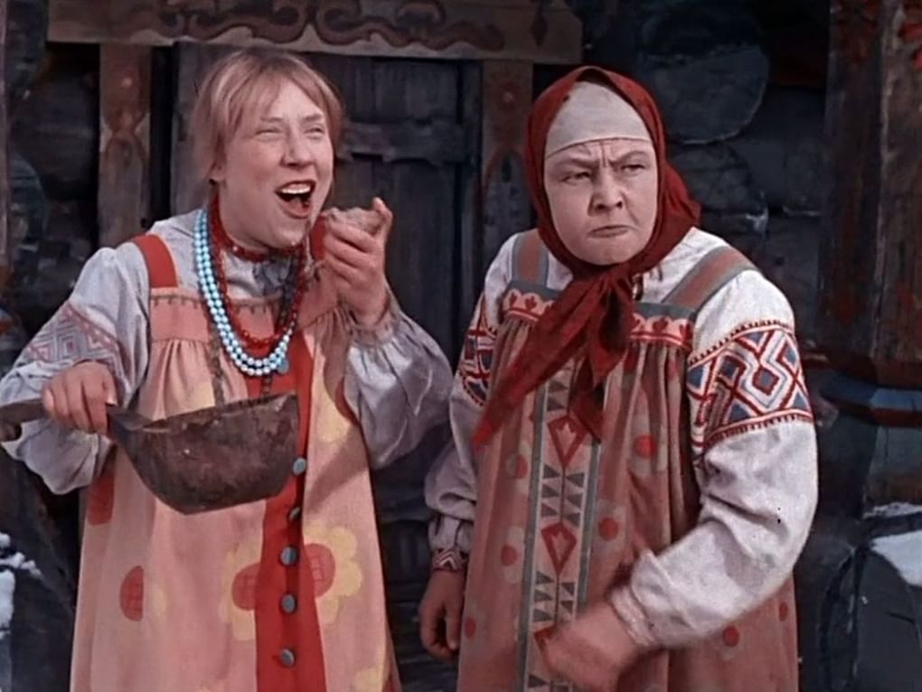 Инна Чурикова (слева) в роли Марфушки в музыкальном фильме-сказке Александра Роу «Морозко» (1964)