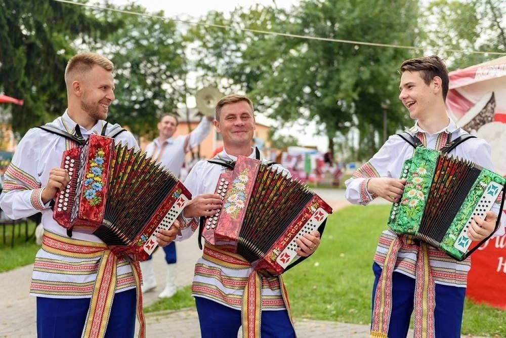 Поем на гармошке. Гармонист. Частушки поют. Частушки про гармониста. Русские народные гармонист.