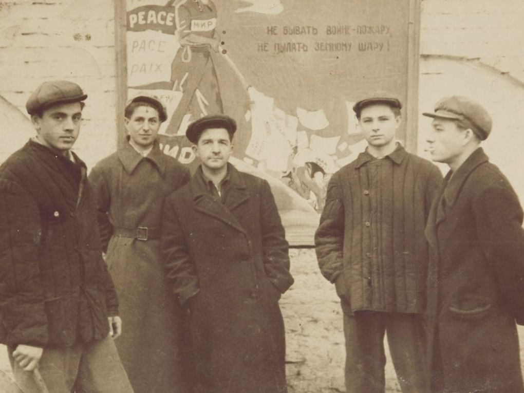 Виктор Сорокин (в центре) со студентами. 1952. Елец, Липецкая область. Фотография: фонд художника Виктора Сорокина / viktorsorokin.ru