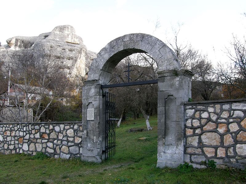 Рп бахчисарай. Археологические памятники Крыма Бахчисарай. Древние кладбища Крыма Бахчисарайский район. Бахчисарай русская Слободка кладбище. Старое кладбище с часовней Бахчисарай.