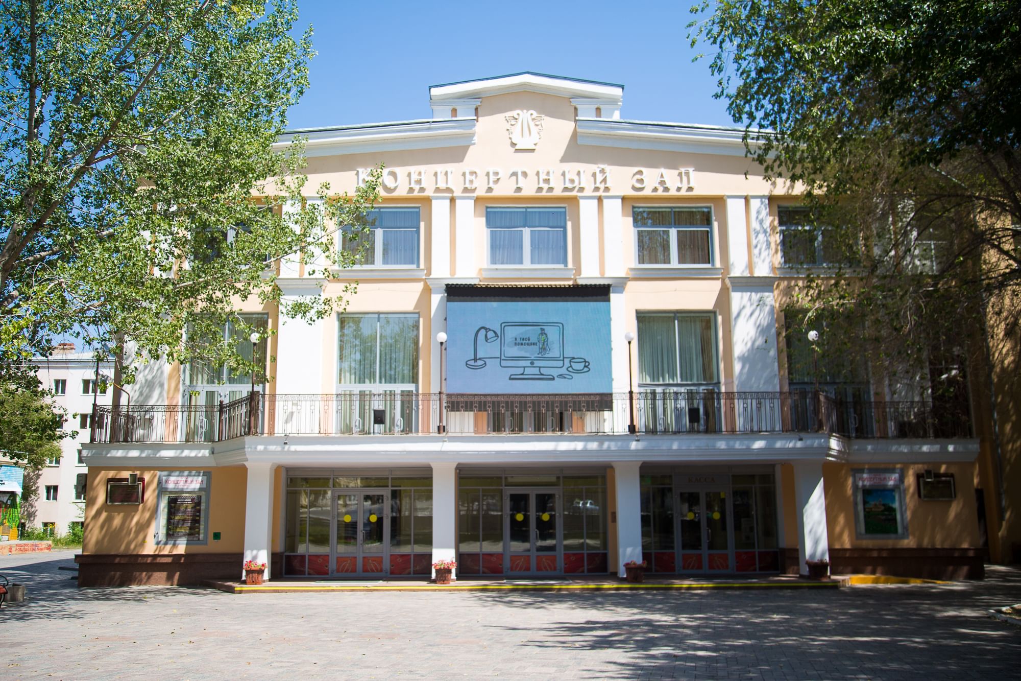 Мини юбкадағы брюнетка секс