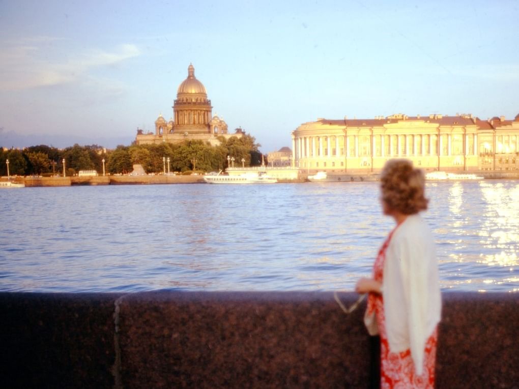 Женщина, позирующая на фоне Невы и Исаакиевского собора. 1975. Фотография: Thomas Taylor Hammond / <a href="https://commons.wikimedia.org/w/index.php?curid=63529682" target="_blank" rel="noopener">commons.wikimedia</a> / <a href="https://creativecommons.org/licenses/by-sa/4.0" target="_blank" rel="noopener">CC BY-SA 4.0</a>