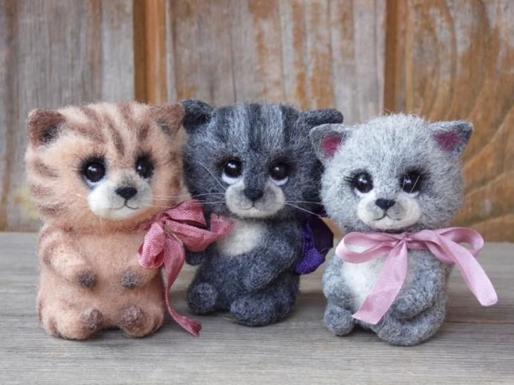 Валяние из шерсти. Шерсть для валяния. Валяные игрушки из шерсти. Валяние из шерсти мастер класс. Брошь валяние.