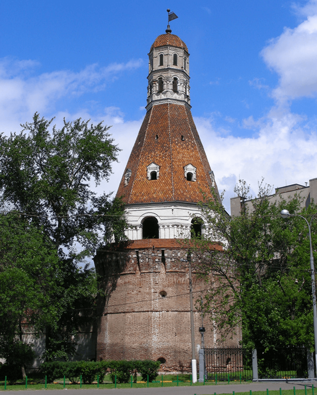 «Солевая» башня Симоновского монастыря, Москва. Фотография: lana1501 / фотобанк «Лори»