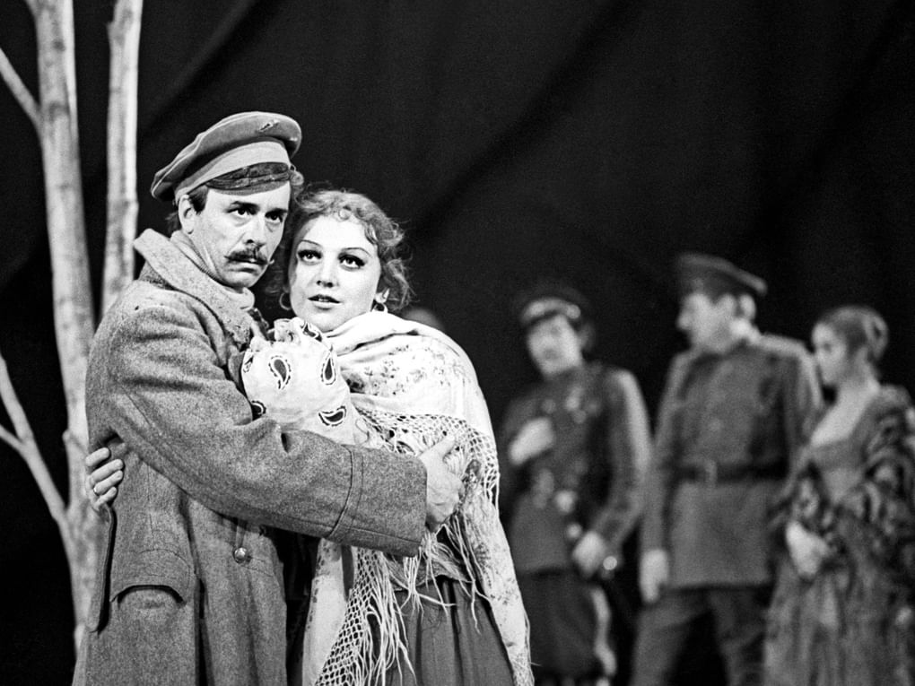 Светлана Крючкова в роли Аксиньи и Олег Борисов в роли Григория Мелехова в спектакле Георгия Товстоногова «Тихий дон». 1979 год. Большой драматический театр имени М. Горького, Ленинград. Фотография: Максим Блохин / Фотохроника ТАСС